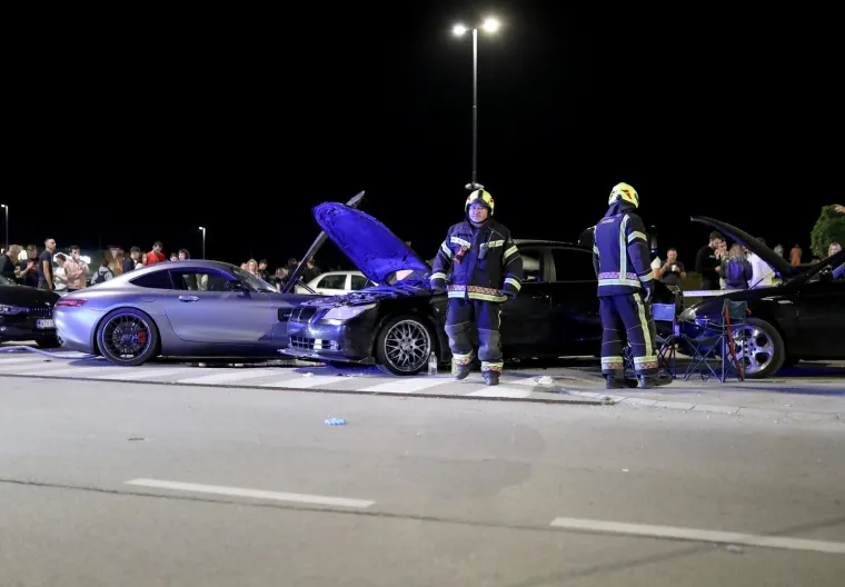 Jezivi prizori nakon što je divljak s Mercedesom naletio na skupinu ljudi: Skršeni auti, Hitna, policija, šokirana lica okupljenih...