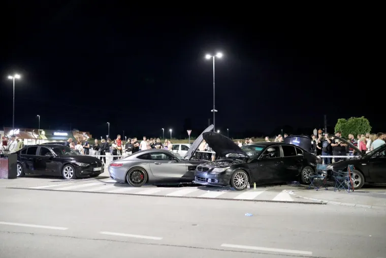 Jezivi prizori nakon što je divljak s Mercedesom naletio na skupinu ljudi: Skršeni auti, Hitna, policija, šokirana lica okupljenih...