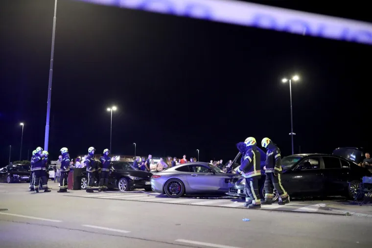 Jezivi prizori nakon što je divljak s Mercedesom naletio na skupinu ljudi: Skršeni auti, Hitna, policija, šokirana lica okupljenih...