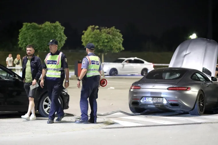 Jezivi prizori nakon što je divljak s Mercedesom naletio na skupinu ljudi: Skršeni auti, Hitna, policija, šokirana lica okupljenih...
