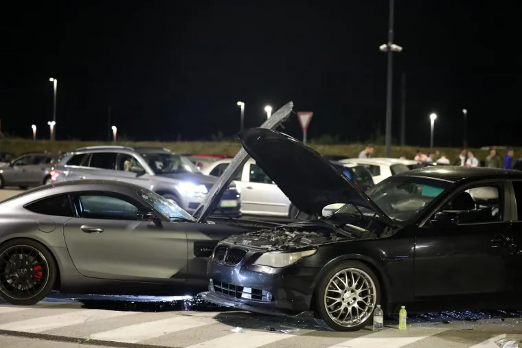 Jezivi prizori nakon što je divljak s Mercedesom naletio na skupinu ljudi: Skršeni auti, Hitna, policija, šokirana lica okupljenih...