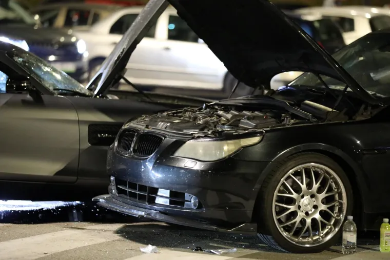 Jezivi prizori nakon što je divljak s Mercedesom naletio na skupinu ljudi: Skršeni auti, Hitna, policija, šokirana lica okupljenih...