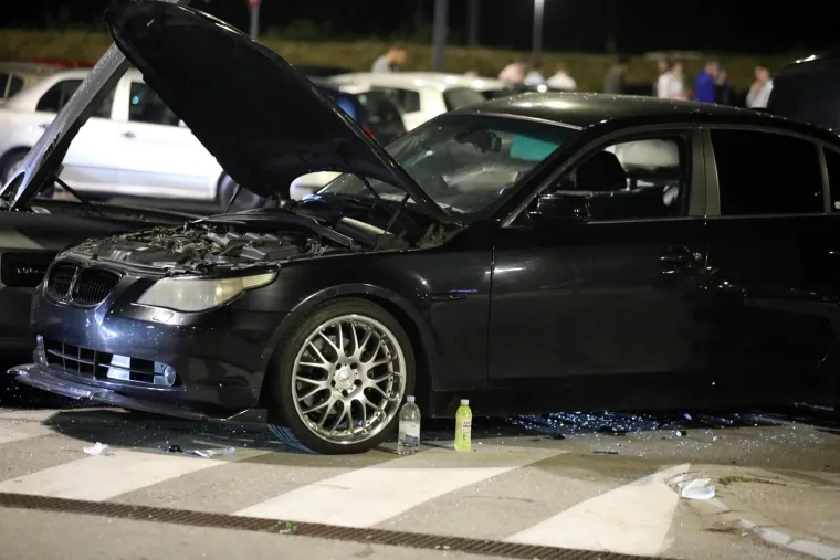 Jezivi prizori nakon što je divljak s Mercedesom naletio na skupinu ljudi: Skršeni auti, Hitna, policija, šokirana lica okupljenih...