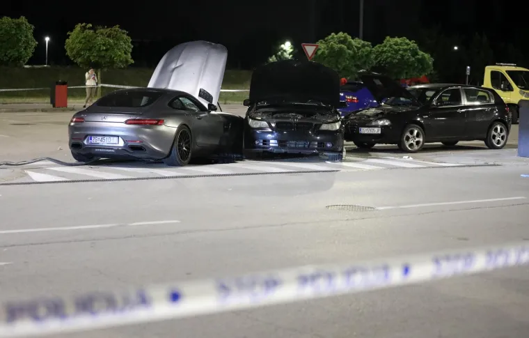 Jezivi prizori nakon što je divljak s Mercedesom naletio na skupinu ljudi: Skršeni auti, Hitna, policija, šokirana lica okupljenih...