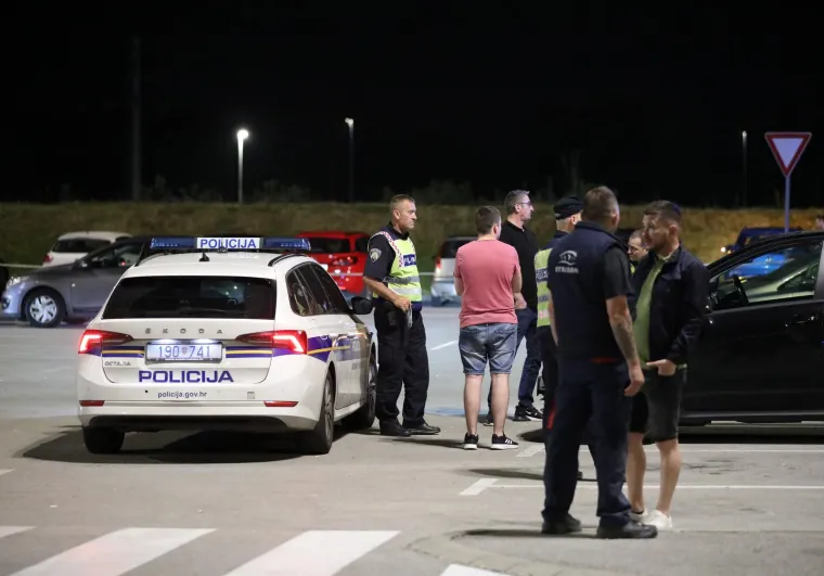 Jezivi prizori nakon što je divljak s Mercedesom naletio na skupinu ljudi: Skršeni auti, Hitna, policija, šokirana lica okupljenih...