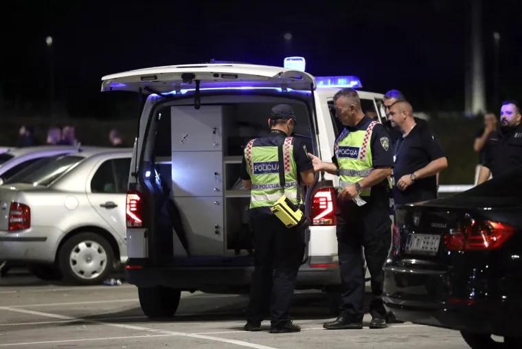 Jezivi prizori nakon što je divljak s Mercedesom naletio na skupinu ljudi: Skršeni auti, Hitna, policija, šokirana lica okupljenih...