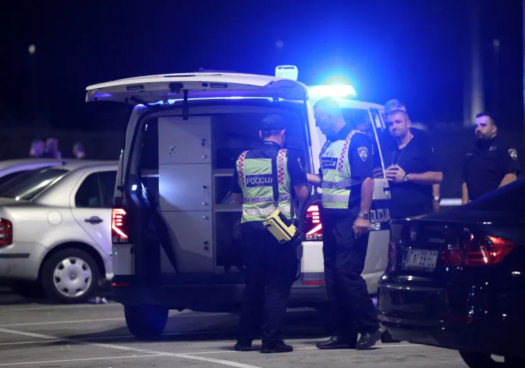 Jezivi prizori nakon što je divljak s Mercedesom naletio na skupinu ljudi: Skršeni auti, Hitna, policija, šokirana lica okupljenih...
