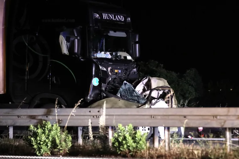 Ovako nešto se rijetko kada viđa: Auto je potpuno zgužvan u sudaru s kamionom, jedna osoba je poginula