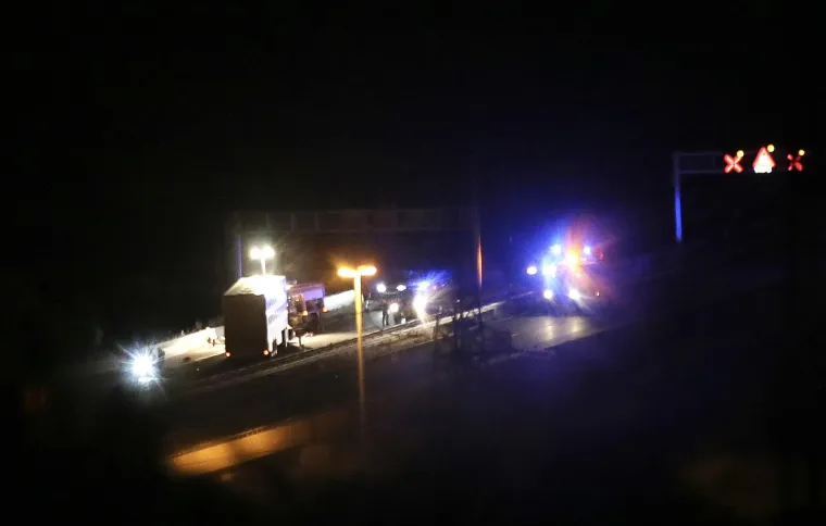 Ovako nešto se rijetko kada viđa: Auto je potpuno zgužvan u sudaru s kamionom, jedna osoba je poginula