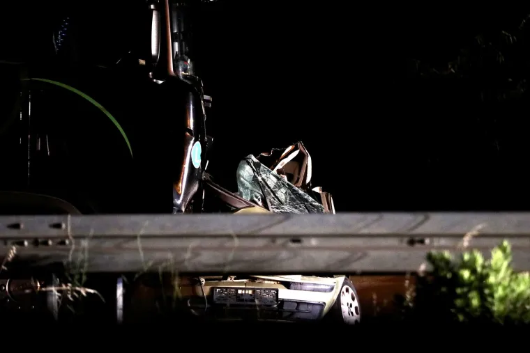 Ovako nešto se rijetko kada viđa: Auto je potpuno zgužvan u sudaru s kamionom, jedna osoba je poginula