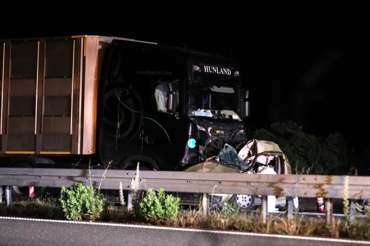 Ovako nešto se rijetko kada viđa: Auto je potpuno zgužvan u sudaru s kamionom, jedna osoba je poginula