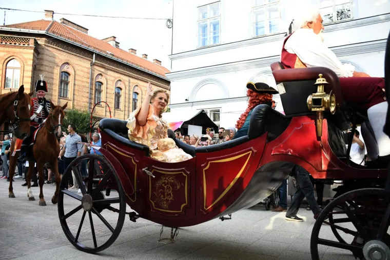 Barbara Kolar kao carica Marija Terezija prodefilirala bjelovarskim korzom: I šef Sabora se naklonio i poljubio ruku