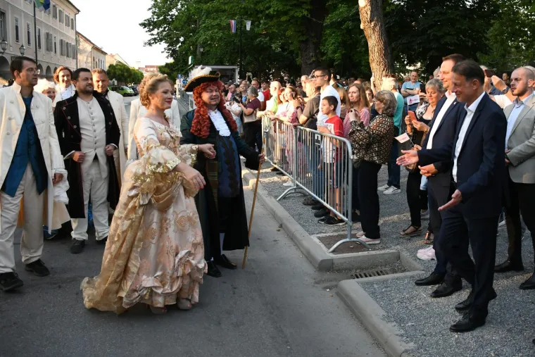 Barbara Kolar kao carica Marija Terezija prodefilirala bjelovarskim korzom: I šef Sabora se naklonio i poljubio ruku