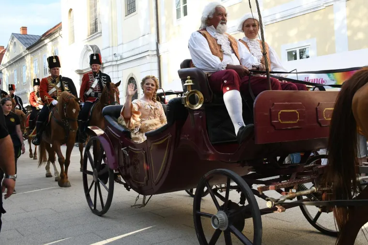 Barbara Kolar kao carica Marija Terezija prodefilirala bjelovarskim korzom: I šef Sabora se naklonio i poljubio ruku