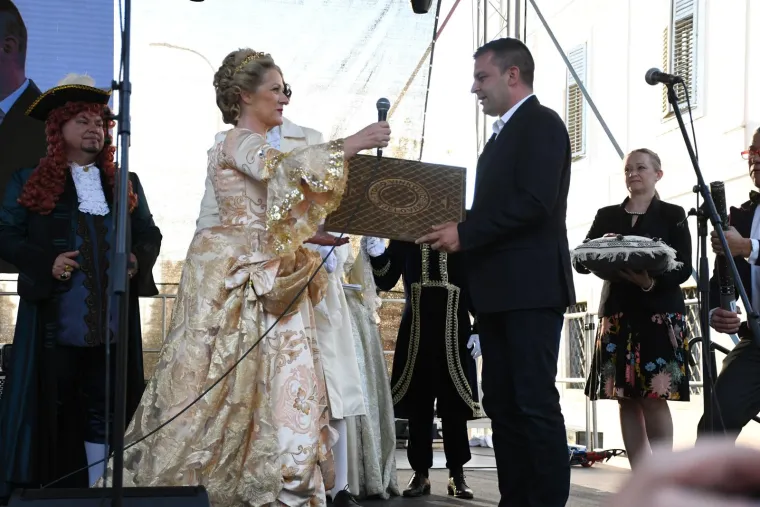 Barbara Kolar kao carica Marija Terezija prodefilirala bjelovarskim korzom: I šef Sabora se naklonio i poljubio ruku
