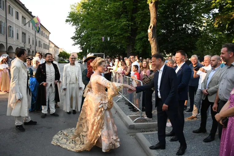 Barbara Kolar kao carica Marija Terezija prodefilirala bjelovarskim korzom: I šef Sabora se naklonio i poljubio ruku