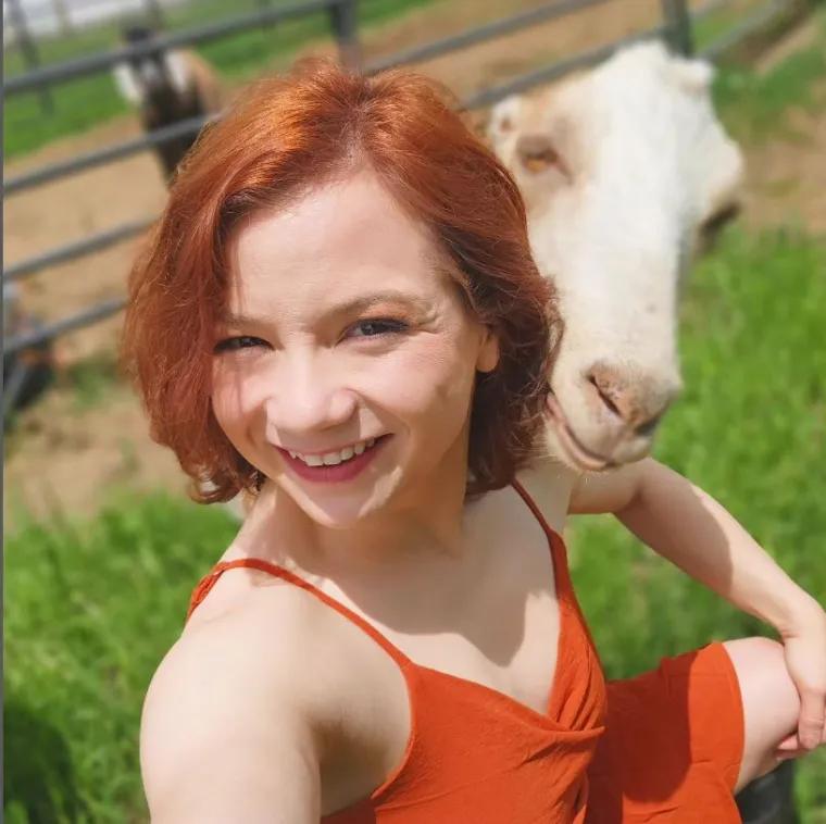 Seksualna radnica je rekla da ne smije prihvatiti sve te brojne ponude. Priznala je: &quot;Iako bih rado prihvatila koze i druge životinje, dozvoljeno mi je primati samo gotovinu i kreditne kartice. Chicken Ranch mi ne dopušta prihvaćanje stoke kao plaćanje. Ako želim legalno raditi kao seksualna radnica, moram slijediti pravila i odbiti bilo kakve nekonvencionalne oblike plaćanja.&quot; 