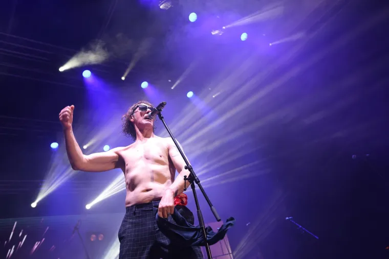Psihomodo pop proslavio rođendan koncertom u Sigetu: Gobac se skinuo i zapalio publiku