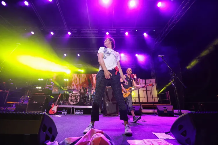 Psihomodo pop proslavio rođendan koncertom u Sigetu: Gobac se skinuo i zapalio publiku