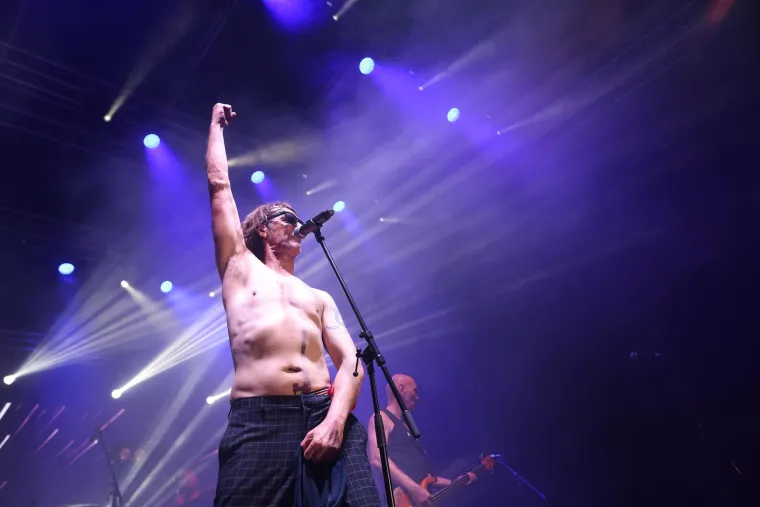 Psihomodo pop proslavio rođendan koncertom u Sigetu: Gobac se skinuo i zapalio publiku