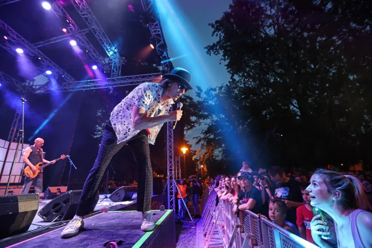 Psihomodo pop proslavio rođendan koncertom u Sigetu: Gobac se skinuo i zapalio publiku