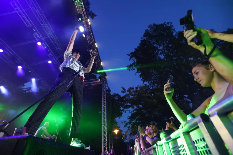 Psihomodo pop proslavio rođendan koncertom u Sigetu: Gobac se skinuo i zapalio publiku