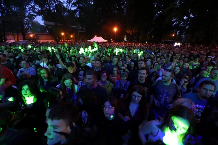 Psihomodo pop proslavio rođendan koncertom u Sigetu: Gobac se skinuo i zapalio publiku