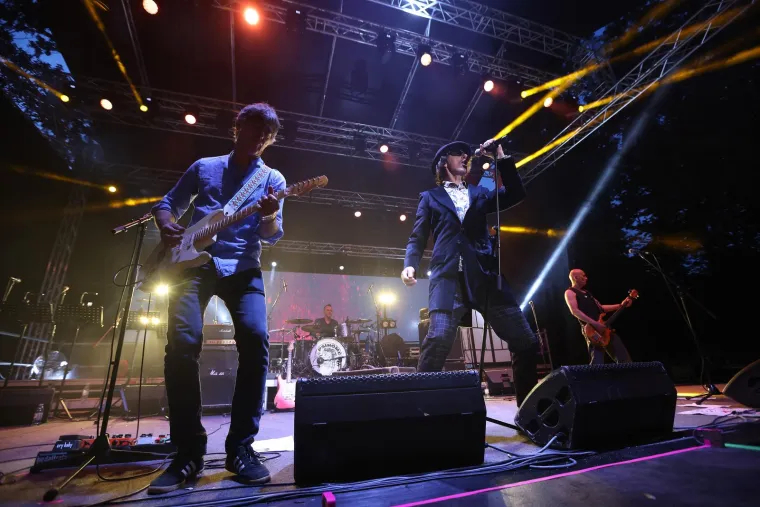 Psihomodo pop proslavio rođendan koncertom u Sigetu: Gobac se skinuo i zapalio publiku