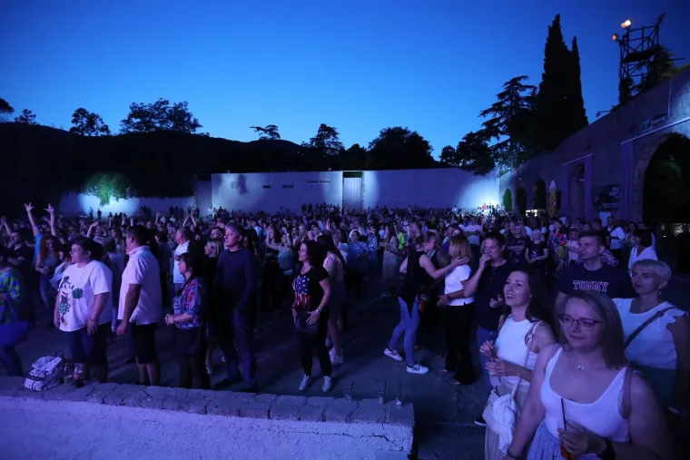 Colonia, E.T. i Karma rasplesali Opatiju poznatim dance hitovima iz devedesetih