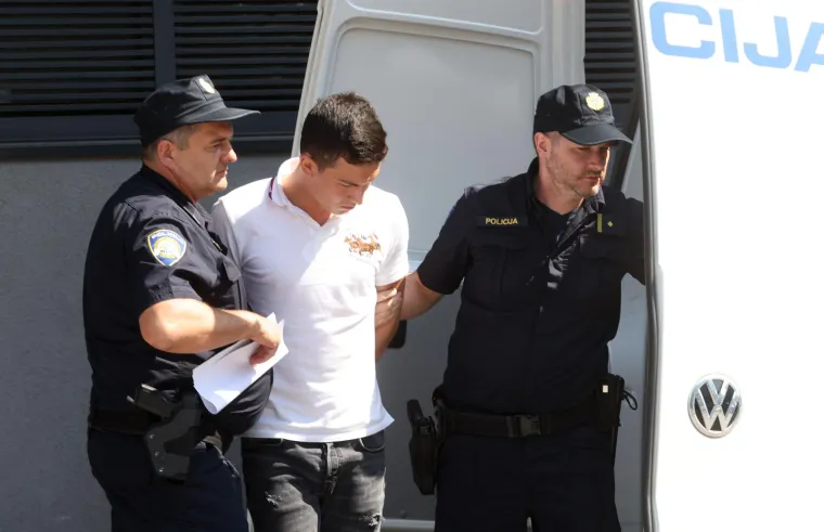 Otkriveno otkud dečku novci za skupocjeni Mercedes. Pogledajte kako su ga priveli: 'Loše se osjećam zbog svega'