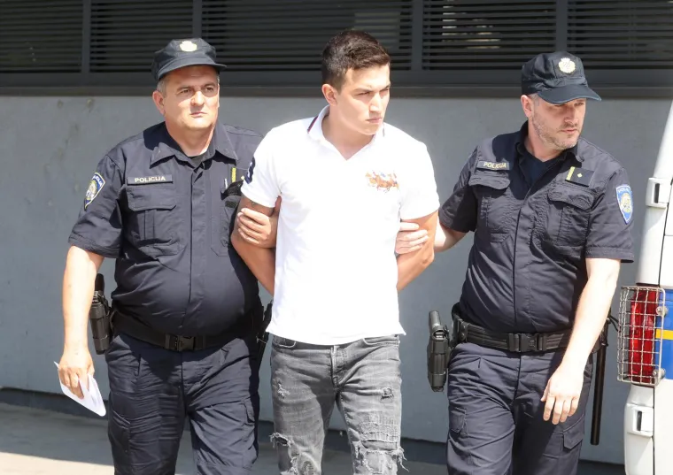 Otkriveno otkud dečku novci za skupocjeni Mercedes. Pogledajte kako su ga priveli: 'Loše se osjećam zbog svega'
