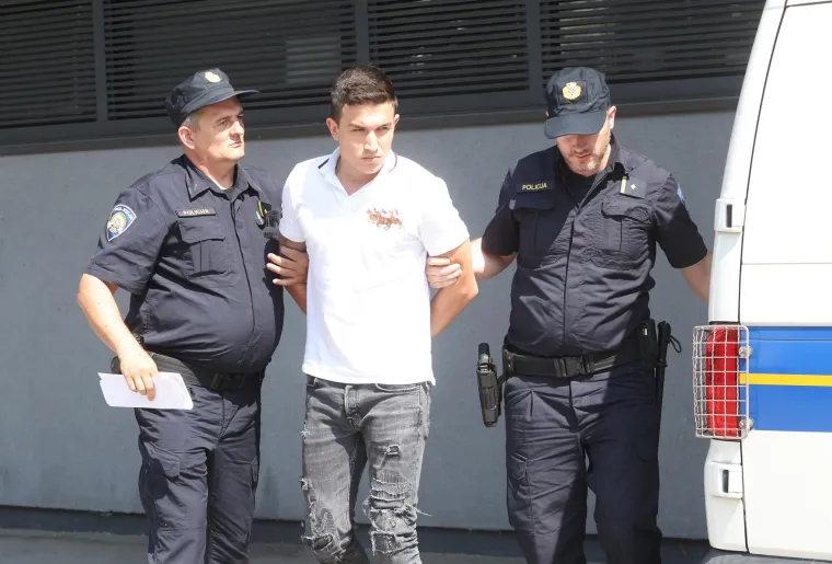 Otkriveno otkud dečku novci za skupocjeni Mercedes. Pogledajte kako su ga priveli: 'Loše se osjećam zbog svega'