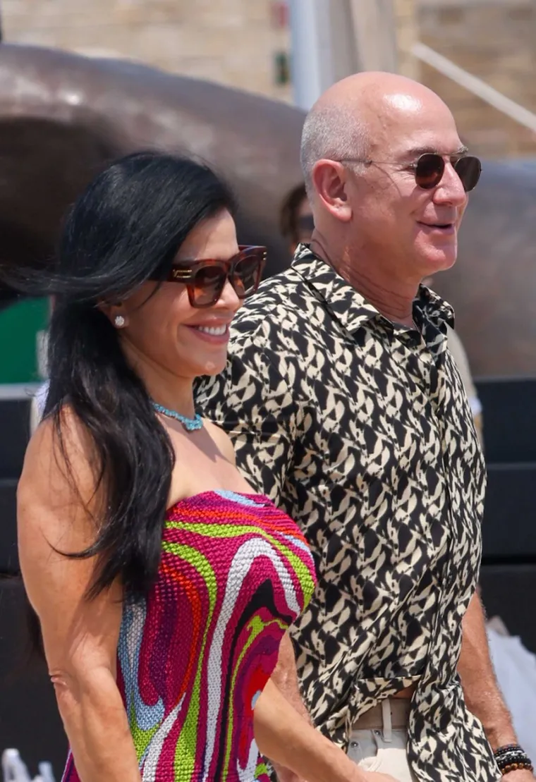 Oni se ne odvajaju jedno od drugoga: Nedavno zaručeni Jeff Bezos i Lauren Sanchez uhvaćeni u šetnji idličnim naseljem