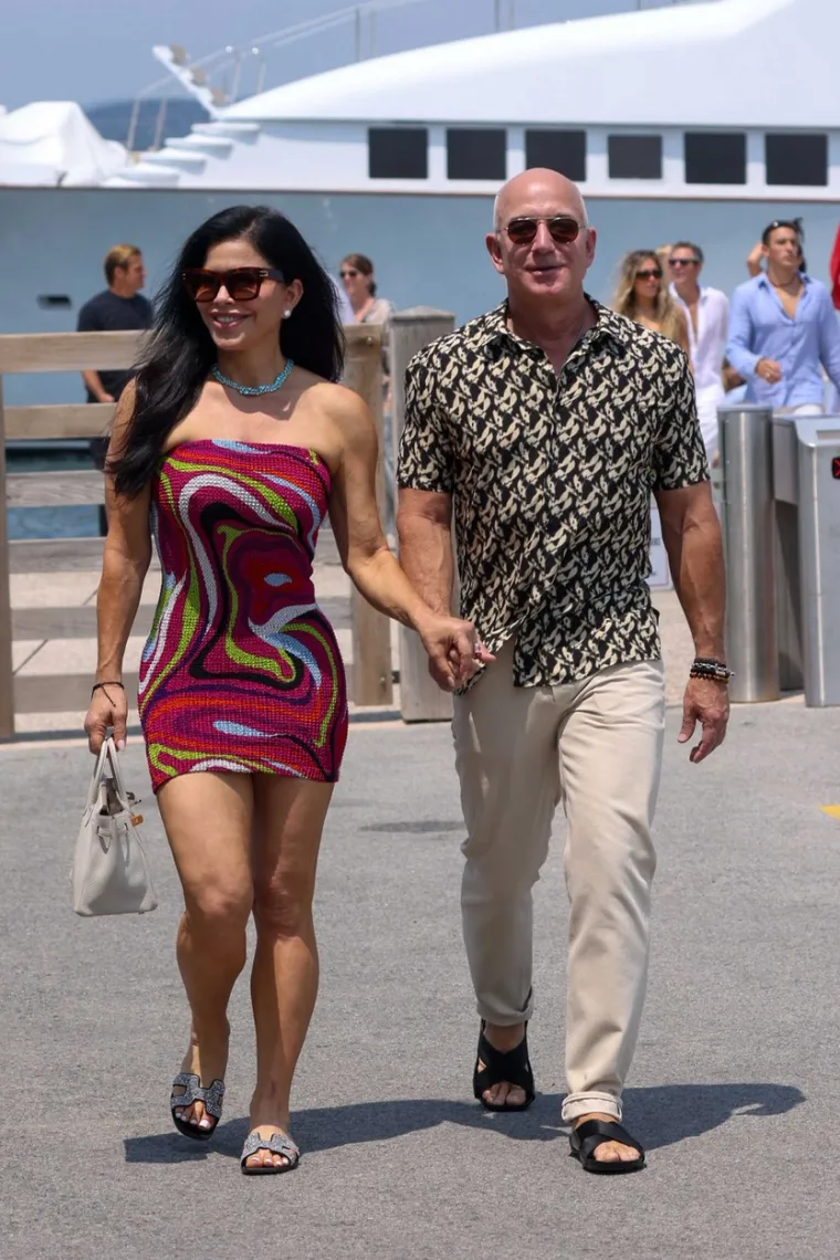 Oni se ne odvajaju jedno od drugoga: Nedavno zaručeni Jeff Bezos i Lauren Sanchez uhvaćeni u šetnji idličnim naseljem