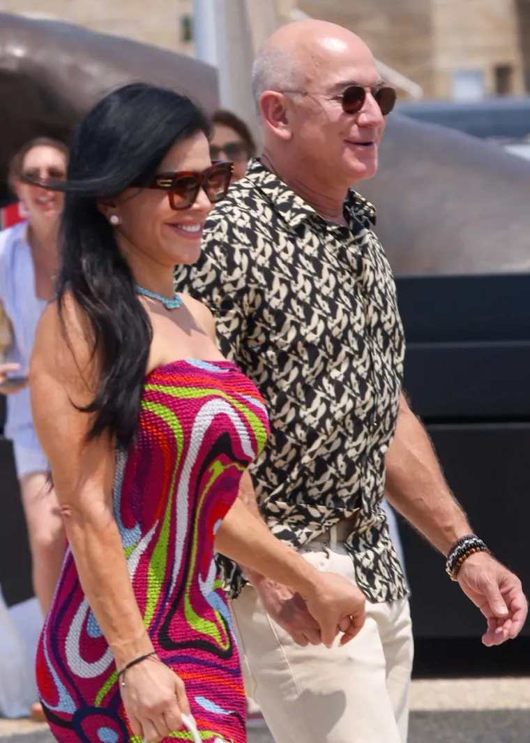 Oni se ne odvajaju jedno od drugoga: Nedavno zaručeni Jeff Bezos i Lauren Sanchez uhvaćeni u šetnji idličnim naseljem