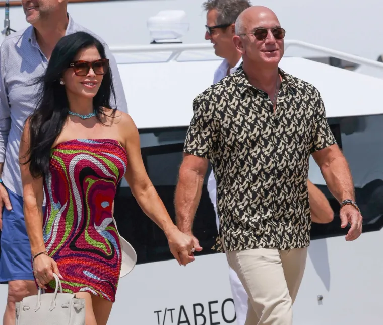Oni se ne odvajaju jedno od drugoga: Nedavno zaručeni Jeff Bezos i Lauren Sanchez uhvaćeni u šetnji idličnim naseljem
