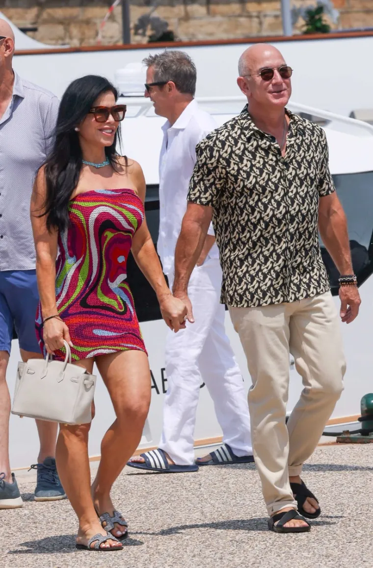 Oni se ne odvajaju jedno od drugoga: Nedavno zaručeni Jeff Bezos i Lauren Sanchez uhvaćeni u šetnji idličnim naseljem
