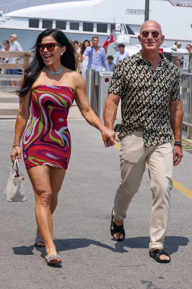 Oni se ne odvajaju jedno od drugoga: Nedavno zaručeni Jeff Bezos i Lauren Sanchez uhvaćeni u šetnji idličnim naseljem