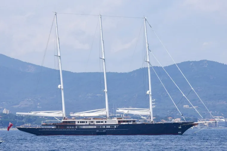 Oni se ne odvajaju jedno od drugoga: Nedavno zaručeni Jeff Bezos i Lauren Sanchez uhvaćeni u &scaron;etnji idličnim naseljem