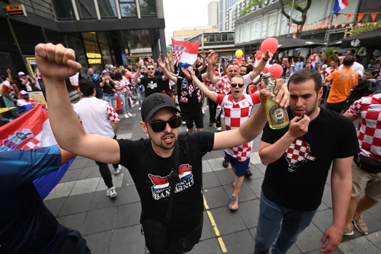 Invazija 'kockica' na Rotterdam: Stigli su i 'dečki u crnom', pažnju 'ukrala' navijačica sa &scaron;alom jednog hrvatskog kluba