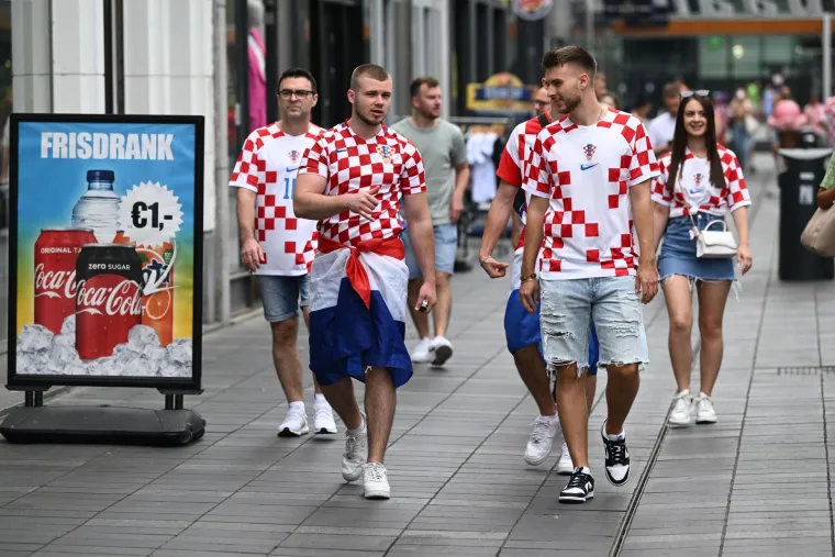 Invazija 'kockica' na Rotterdam: Stigli su i 'dečki u crnom', pažnju 'ukrala' navijačica sa &scaron;alom jednog hrvatskog kluba