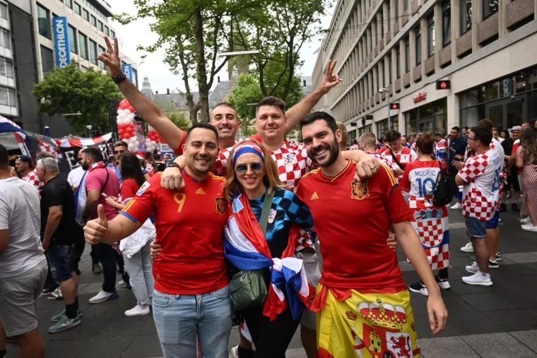 Invazija 'kockica' na Rotterdam: Stigli su i 'dečki u crnom', pažnju 'ukrala' navijačica sa &scaron;alom jednog hrvatskog kluba