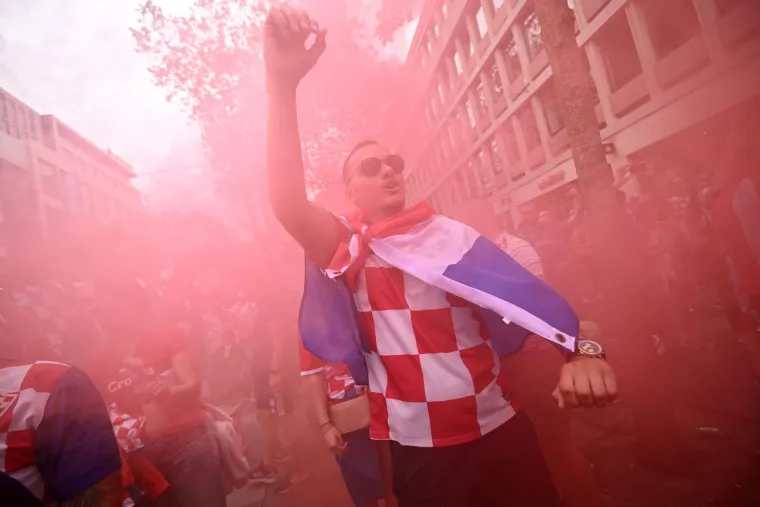 Invazija 'kockica' na Rotterdam: Stigli su i 'dečki u crnom', pažnju 'ukrala' navijačica sa &scaron;alom jednog hrvatskog kluba