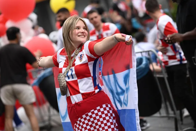 Invazija 'kockica' na Rotterdam: Stigli su i 'dečki u crnom', pažnju 'ukrala' navijačica sa &scaron;alom jednog hrvatskog kluba