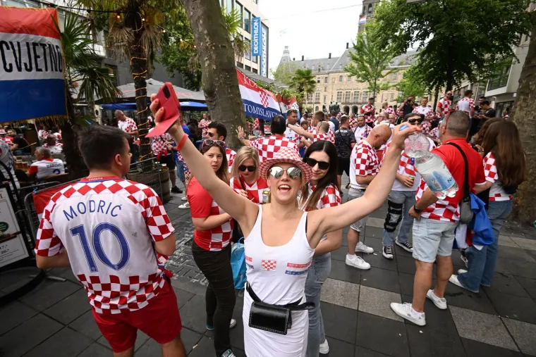 Invazija 'kockica' na Rotterdam: Stigli su i 'dečki u crnom', pažnju 'ukrala' navijačica sa &scaron;alom jednog hrvatskog kluba