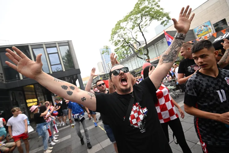 Invazija 'kockica' na Rotterdam: Stigli su i 'dečki u crnom', pažnju 'ukrala' navijačica sa &scaron;alom jednog hrvatskog kluba