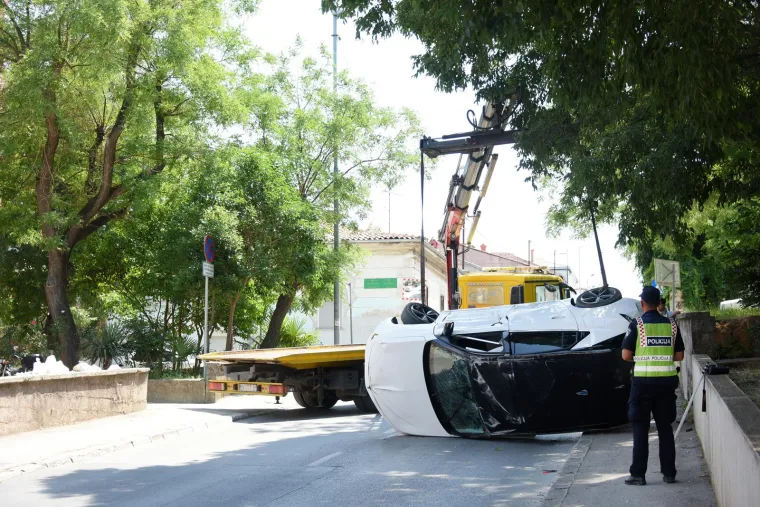 Auto zavr&scaron;io na krovu, a jedna osoba ozlijeđena: Pogledajte mjesto sudara dva vozila