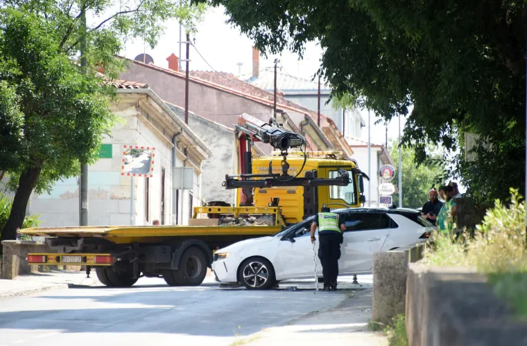 Auto zavr&scaron;io na krovu, a jedna osoba ozlijeđena: Pogledajte mjesto sudara dva vozila