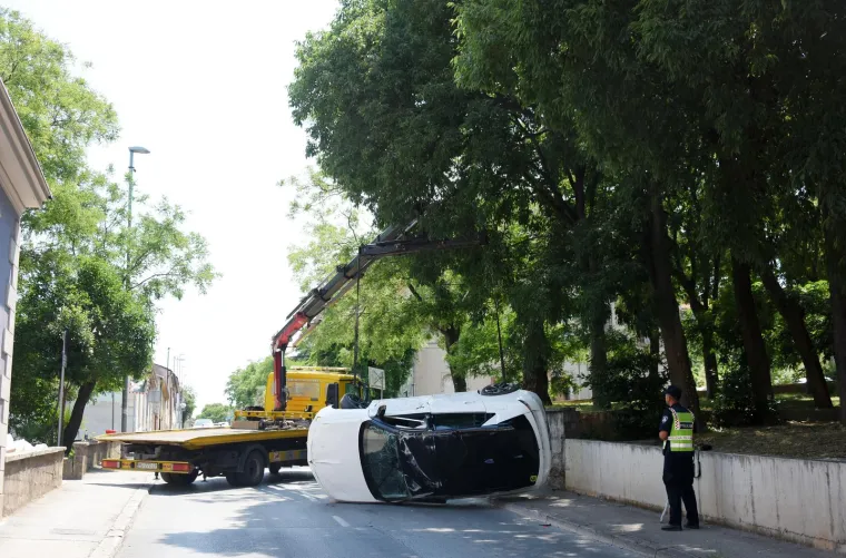 Auto zavr&scaron;io na krovu, a jedna osoba ozlijeđena: Pogledajte mjesto sudara dva vozila