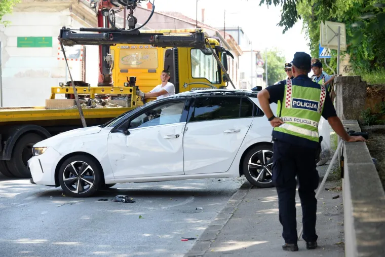 Auto zavr&scaron;io na krovu, a jedna osoba ozlijeđena: Pogledajte mjesto sudara dva vozila